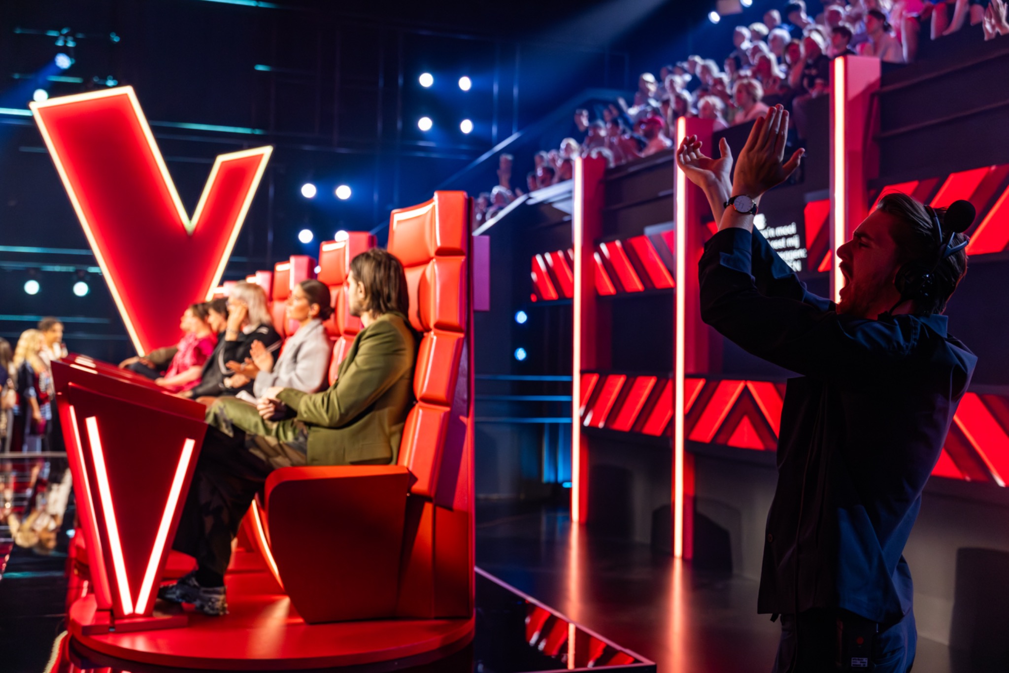 Publieksopwarmer van Studio Sfeermakers zet het applaus in tijdens The Voice