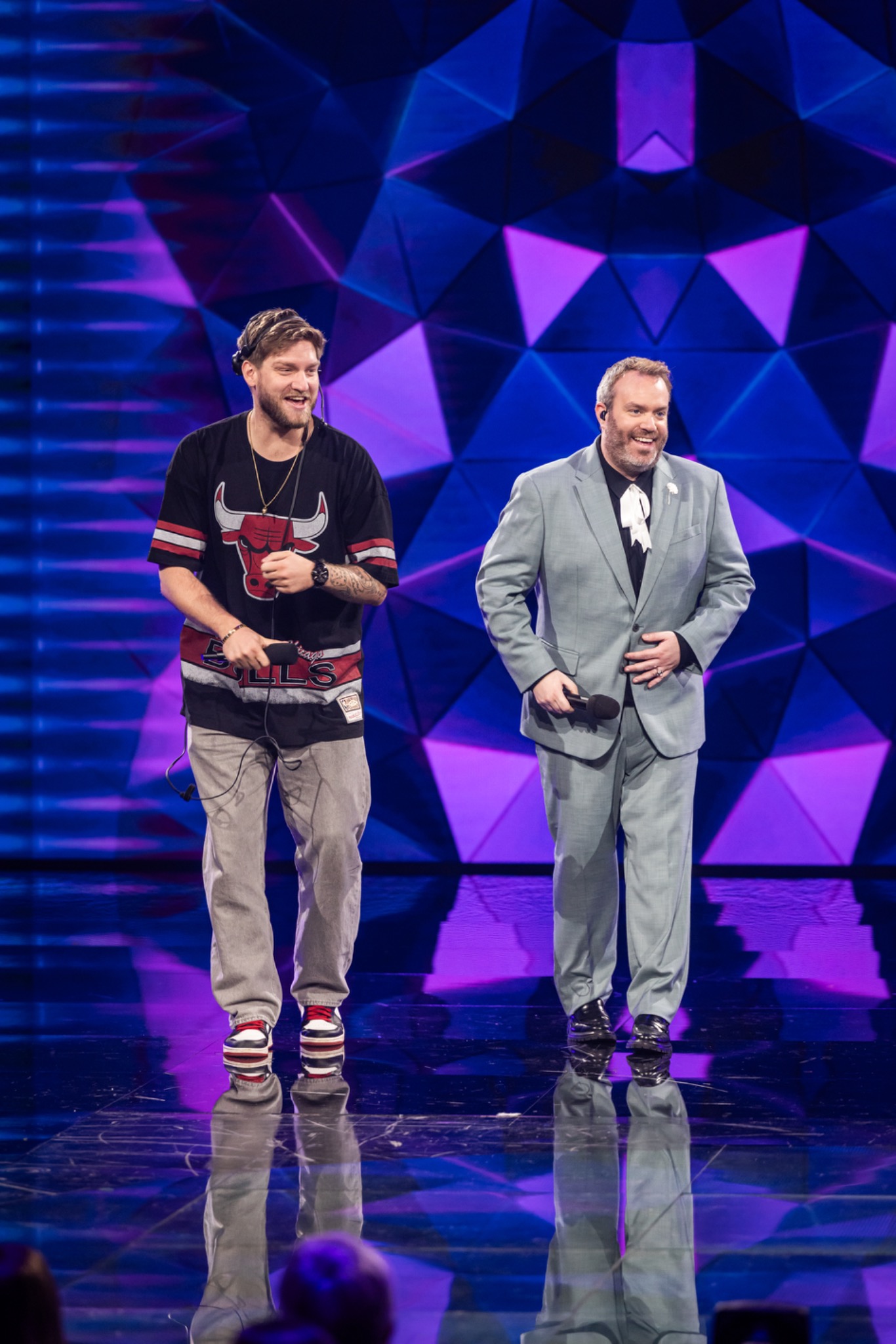Publieksopwarmer van Studio Sfeermakers samen met de presentator van The Masked Singer